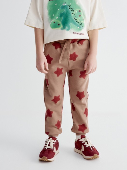 джоггеры с принтом для мальчиков от известного бренда по акции