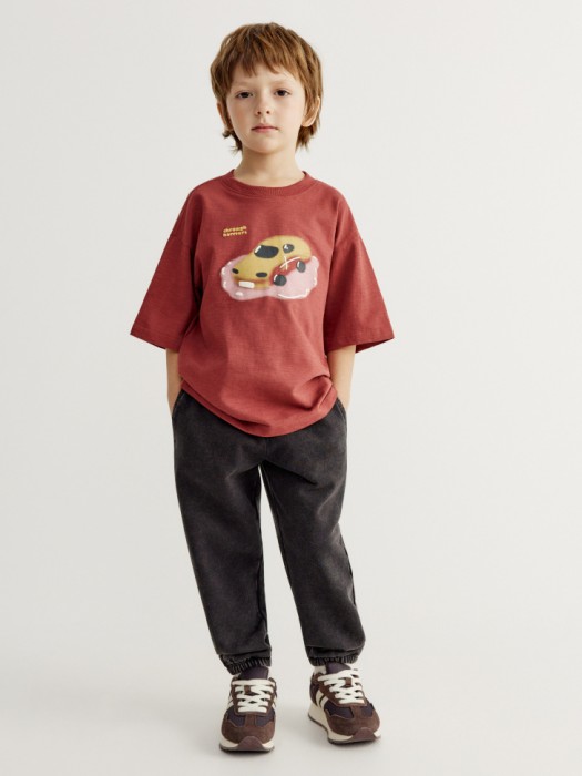 футболка оверсайз с принтом для мальчиков от известного бренда по акции