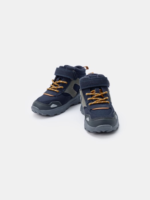 комбинированные ботинки для мальчиков от известного бренда по акции