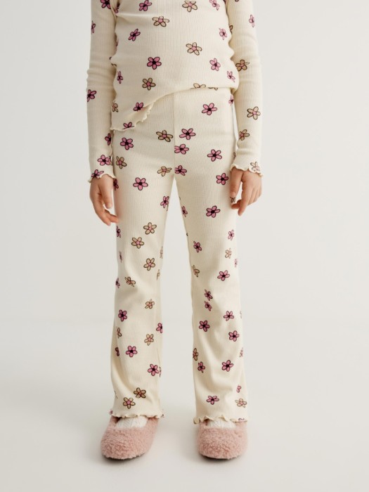 трикотажные брюки клеш с принтом для девочек от известного бренда по акции