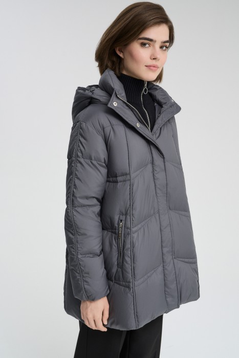 пуховик с капюшоном от известного бренда по акции