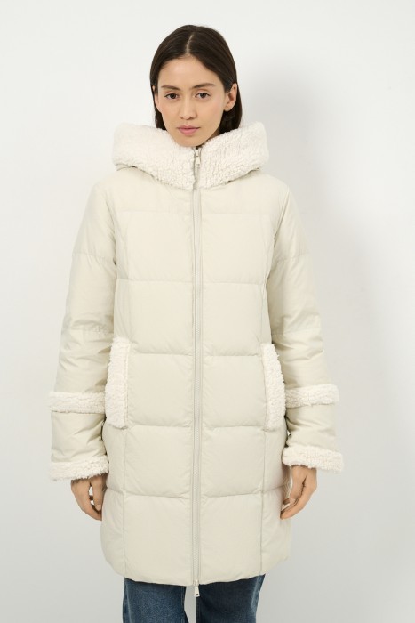 пуховик с капюшоном от известного бренда по акции