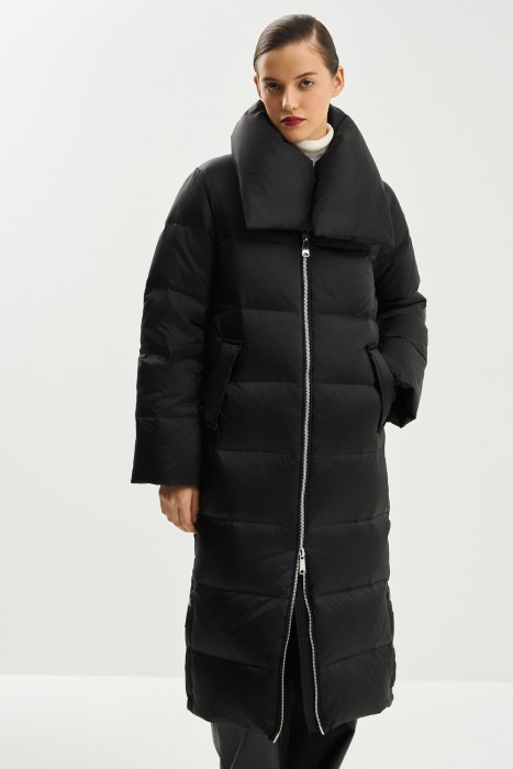 пуховик с воротником-стойкой от известного бренда по акции