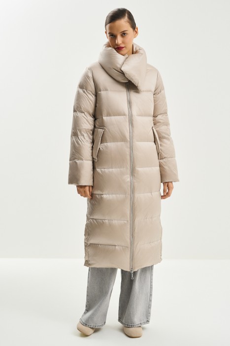 пуховик с воротником-стойкой от известного бренда по акции