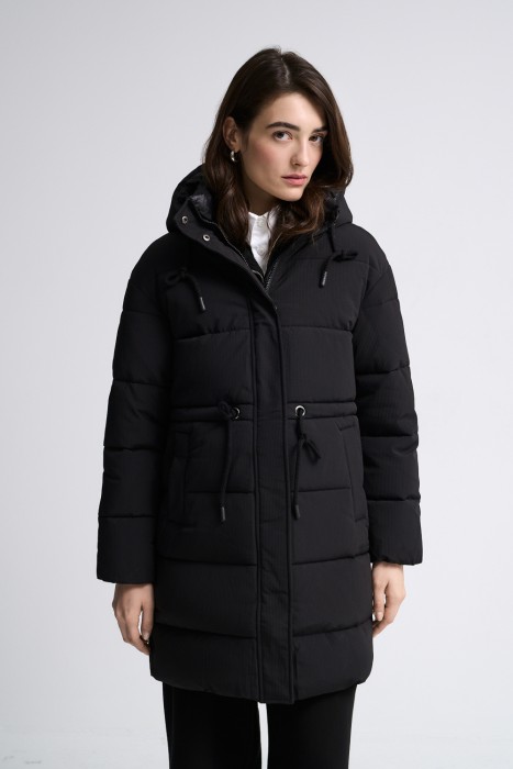 зимняя куртка с капюшоном от известного бренда по акции