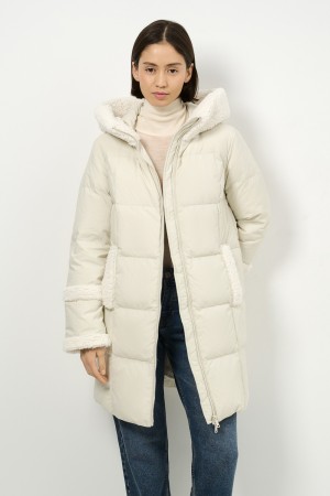 пуховик с капюшоном фотография