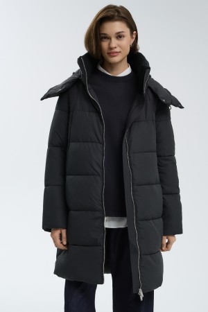 зимнее пальто с капюшоном фотография