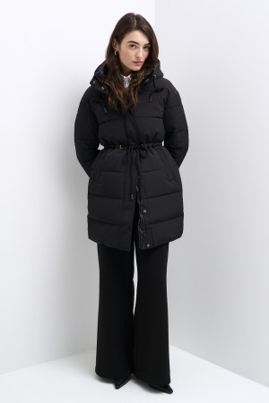 зимняя куртка с капюшоном фотография